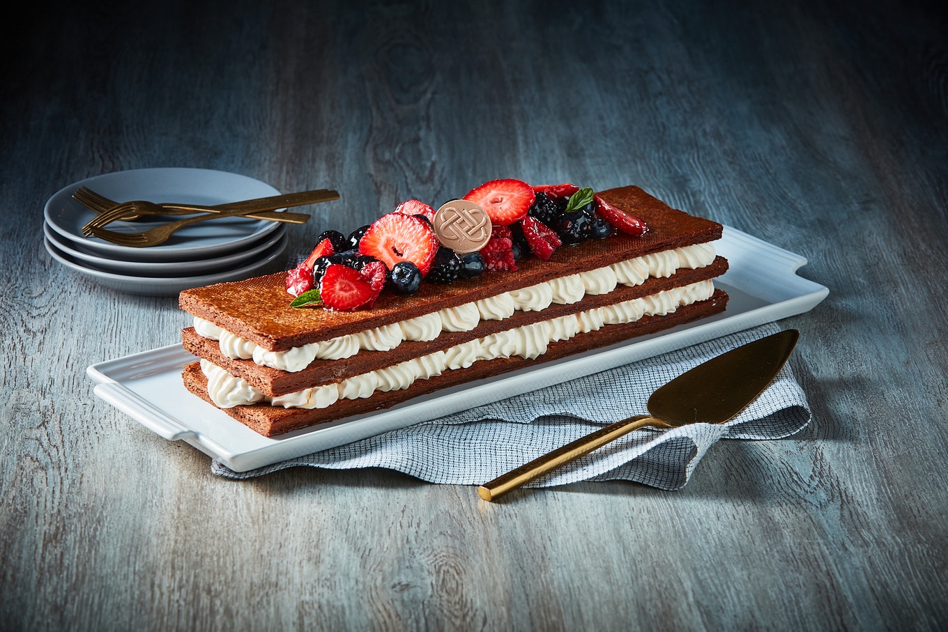 PASTEL DE MIL HOJAS DE CHOCOLATE CON FRUTOS ROJOS